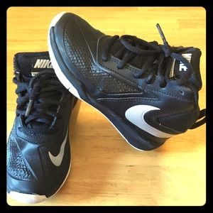NIKE TEAM HUSTLE D7 basketball sneakers BOYS-11c